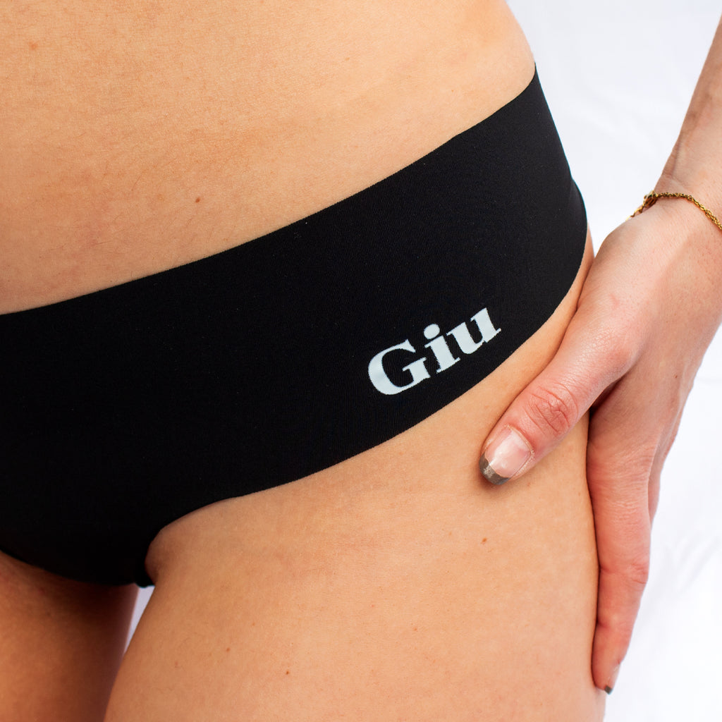 Nolyna_tanga_seconde_peau_noir_France_invisible_doux_couture_invisible_silhouette_tissus_Certifé_Hypoallergénique_2