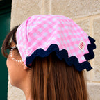 Bandana Vichy Rose porté dans les cheveux