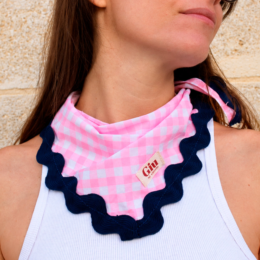 Bandana Vichy Rose porté autour du cou