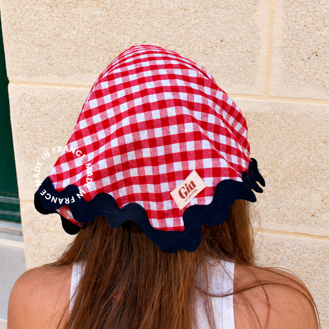 Bandana Vichy Rouge porté dans les cheveux