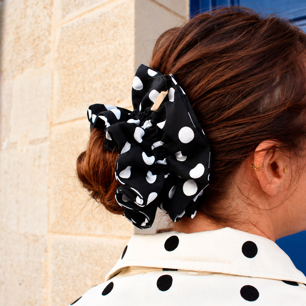 Détail du tissu à pois noir du chouchou Giu