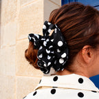 Détail du tissu à pois noir du chouchou Giu