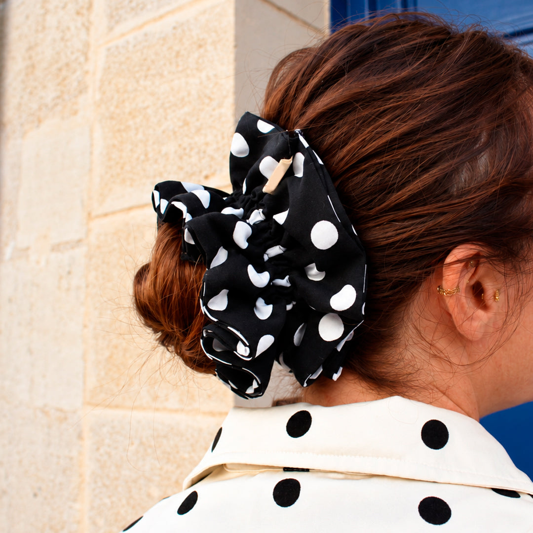 Détail du tissu à pois noir du chouchou Giu