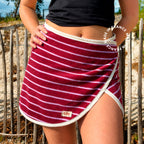 Détail label Giu cousu à la main et liseré jupe de plage éponge marinière  framboise mauve