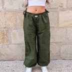 Pantalon ballon baggiu Pois Kaki porté par une femme