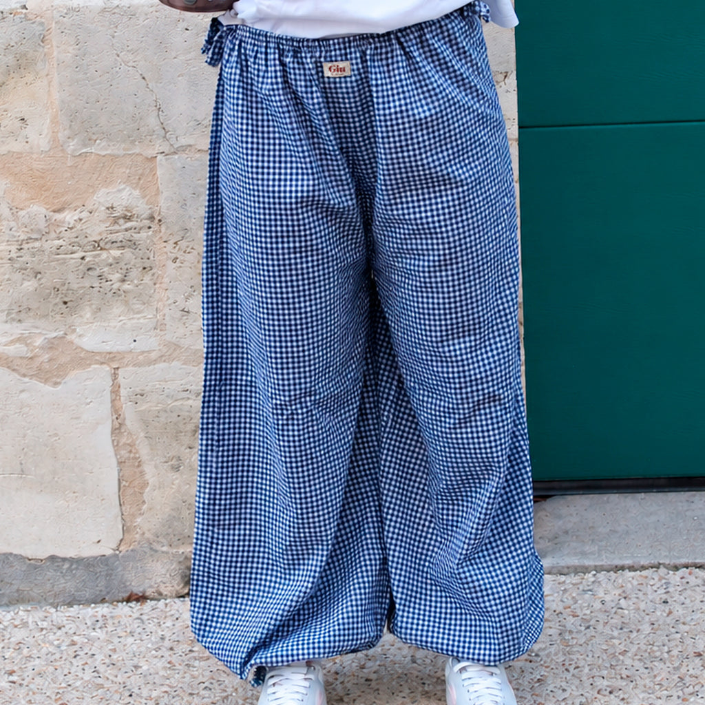 Pantalon ballon baggiu Vichy Bleu porté par une femme