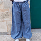 Pantalon ballon baggiu Vichy Bleu porté par une femme