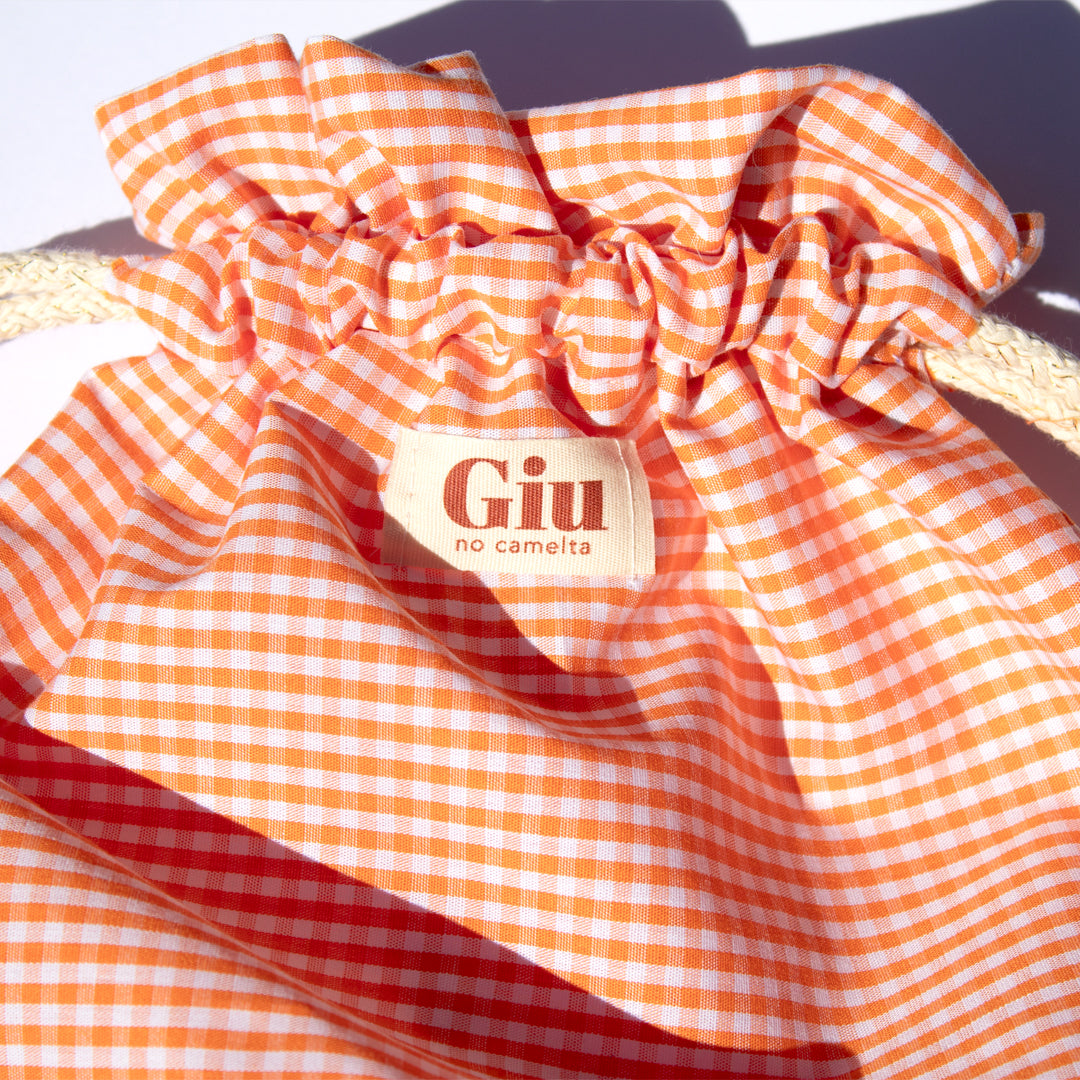 Détail du tissu vichy orange en coton de la pochette Giu, doux et léger pour un usage quotidien