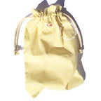 Pochette Giu en tissu vichy jaune faite main, idéale pour ranger ses tangas avec style et discrétion