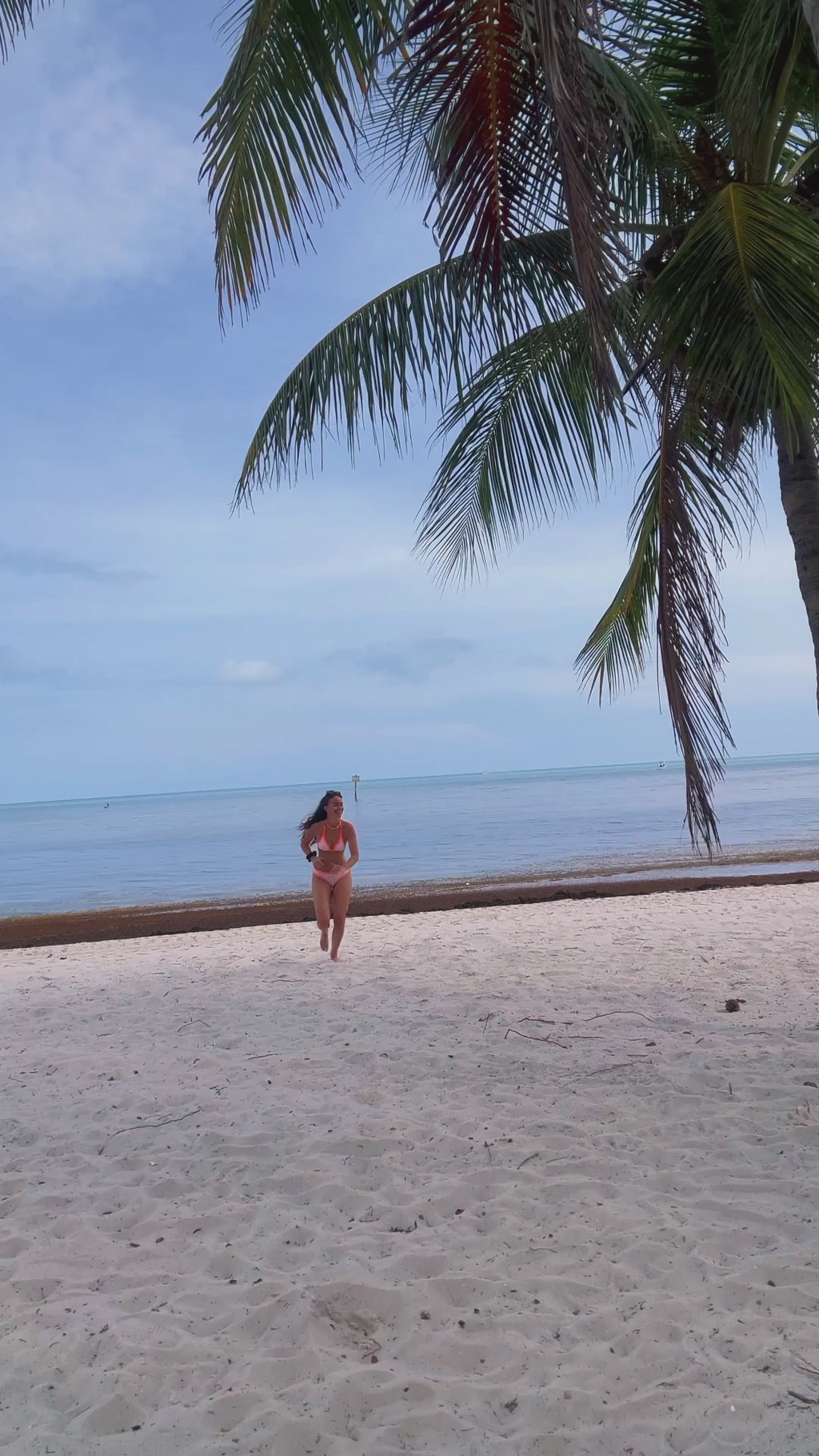 Vidéo ensemble maillot Miami Giu haut triangle et bas tanga froncé rose irisé orange fluo, portés ensemble, fait main France