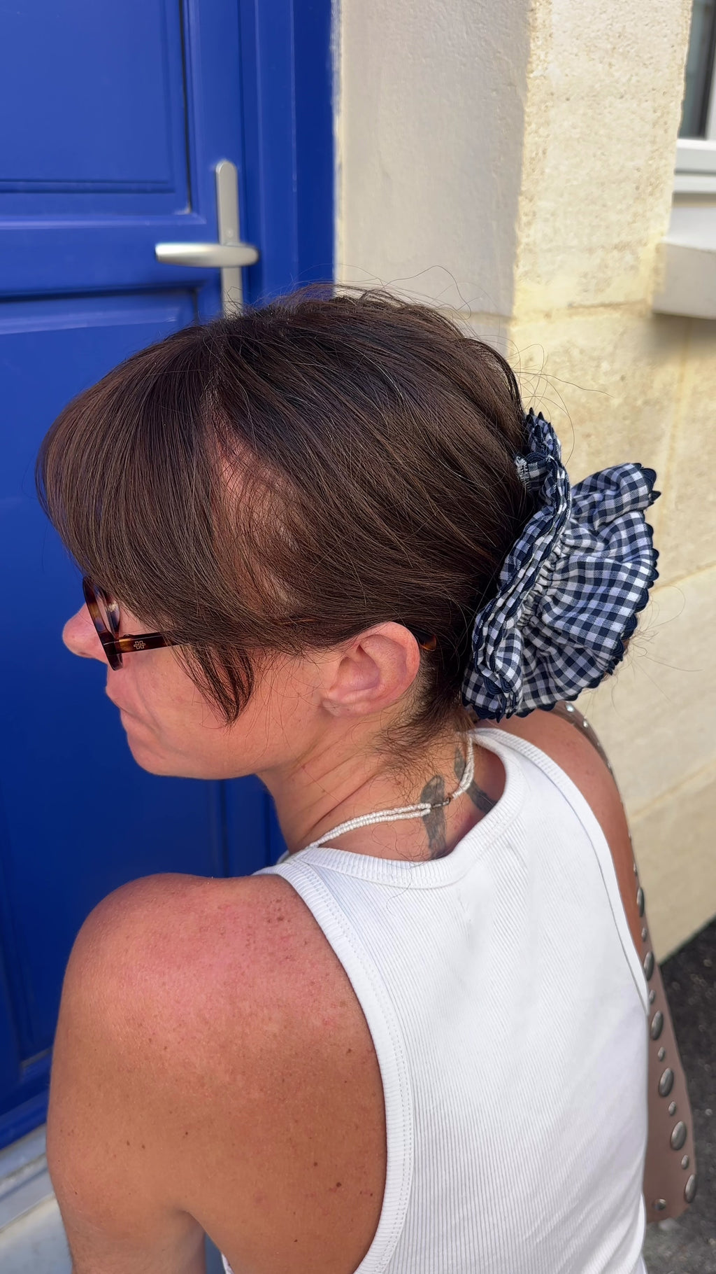 Chouchous Giu Pois Noir et Vichy Bleu portés dans les cheveux, en queue-de-cheval et en chignon