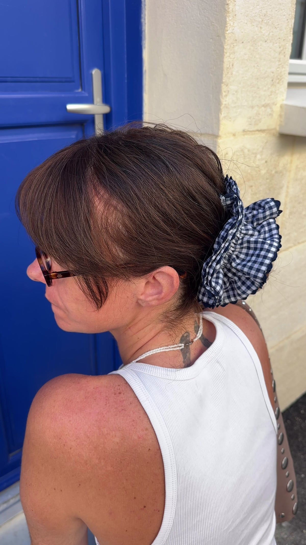 Chouchous Giu Pois Noir et Vichy Bleu portés dans les cheveux, en queue-de-cheval et en chignon