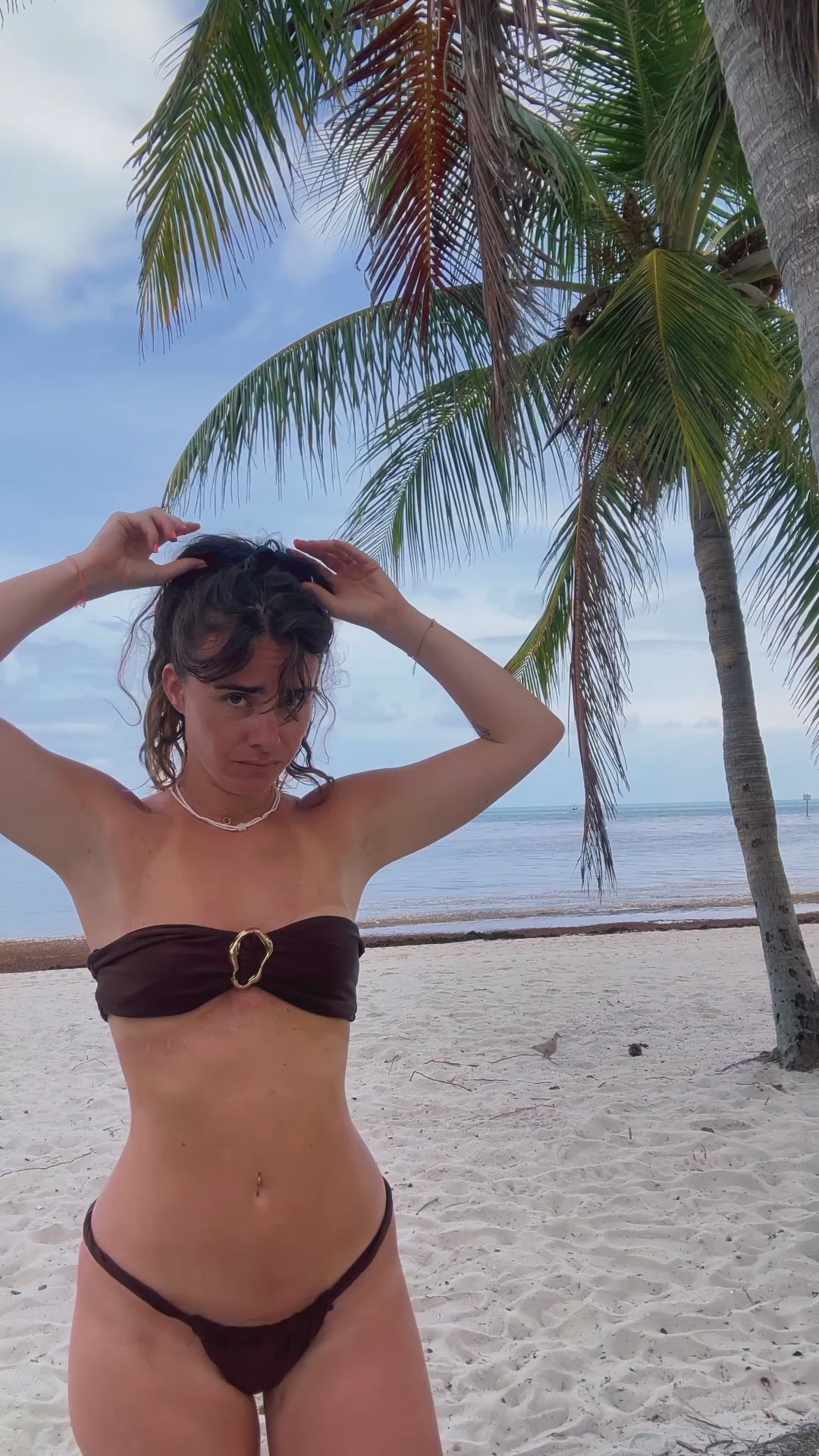 Vidéo ensemble maillot Havana Giu haut bandeau et bas tanga marron chocolat irisé, portés ensemble, fait main France